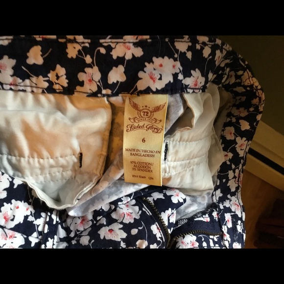 Flowered shirts - Picture 2 of 3